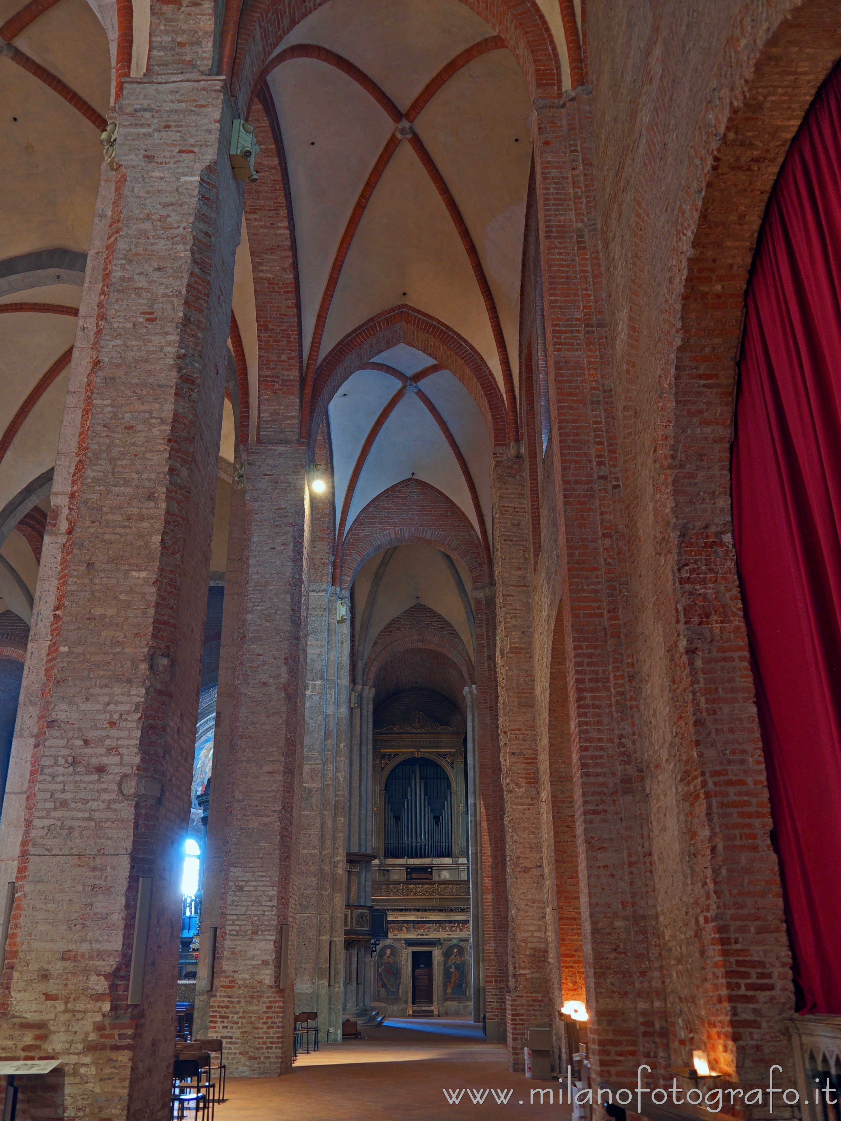 Milano - Navata laterale destra della Basilica di San Simpliciano